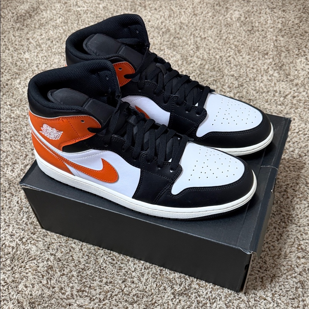 Jordan Retro 1 Mid Black Toe Stafish
